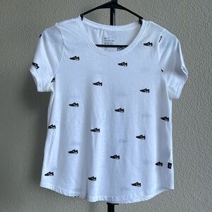 1465- Nike Air Max shoes white and black short sleeve tee- Small/med- kids XL